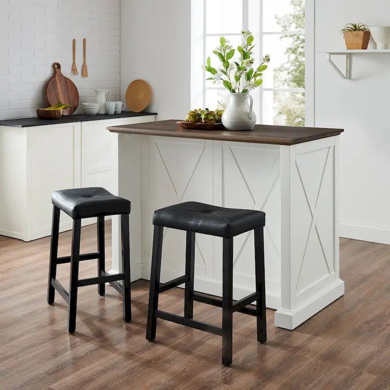 Îlot de cuisine avec tabourets de bar, comptoir en faux bois et étagères réglables