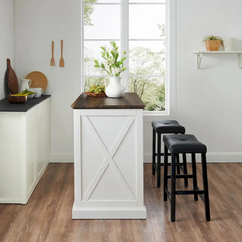 Îlot de cuisine avec tabourets de bar, comptoir en faux bois et étagères réglables