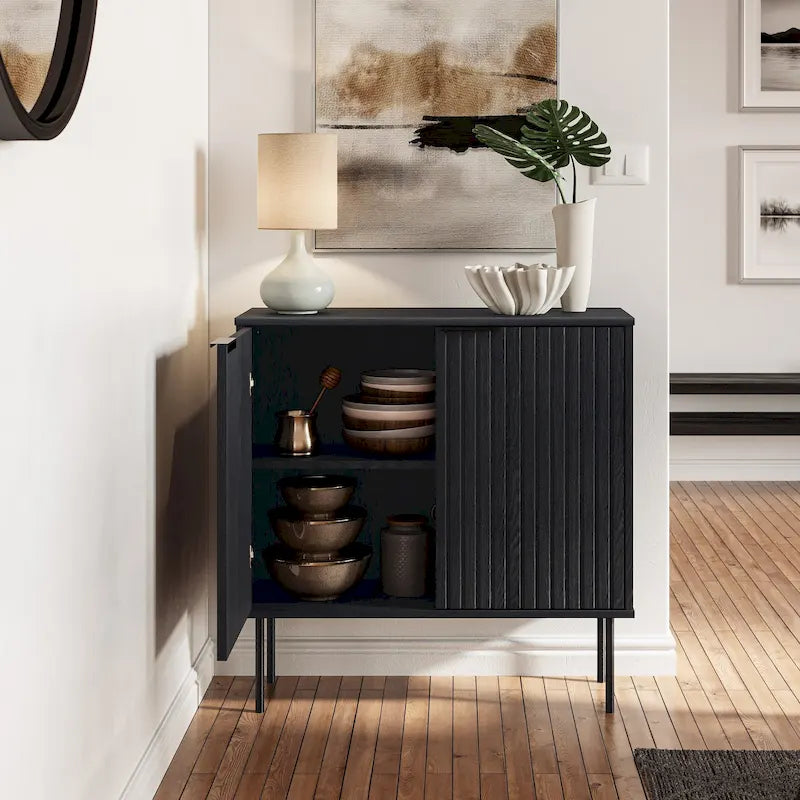 Meuble buffet 2 portes avec motif cannelé et pieds en métal noir