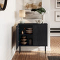 Meuble buffet 2 portes avec motif cannelé et pieds en métal noir